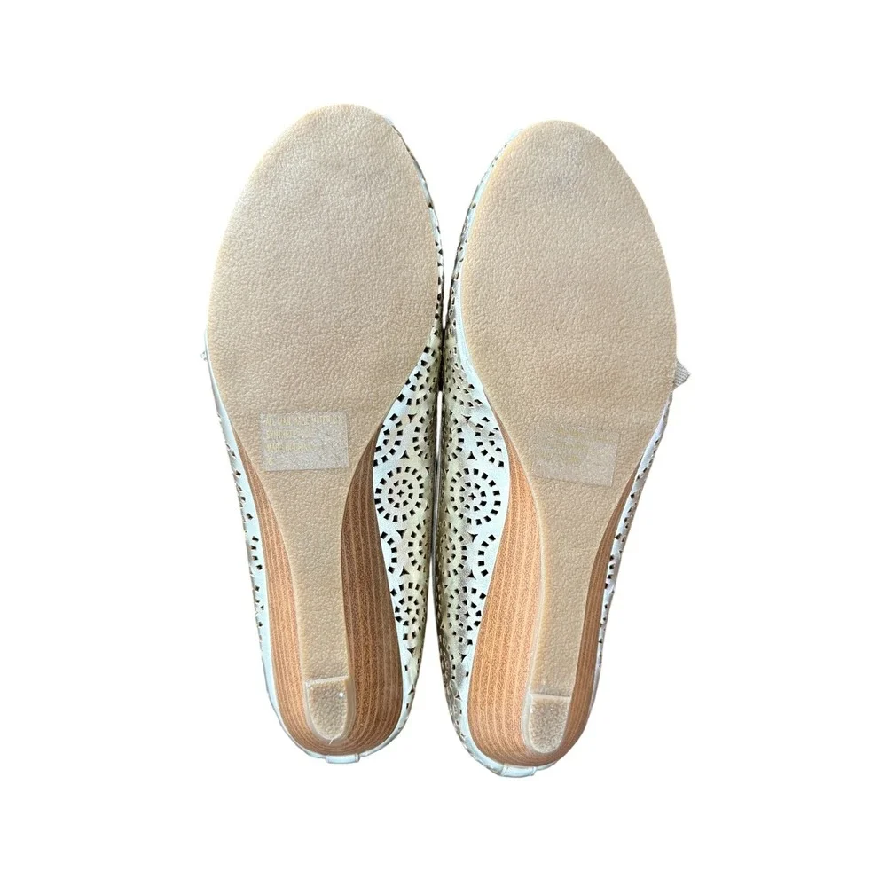 SM New York Womens Champagne Gold Metallic Laser Cut Peep Toe Wedge Shoes 8